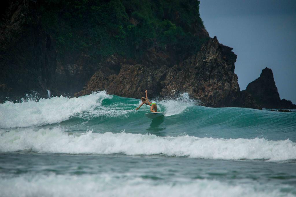 Mojosurf Camp Red Island Hotel Pasanggaran Exterior photo